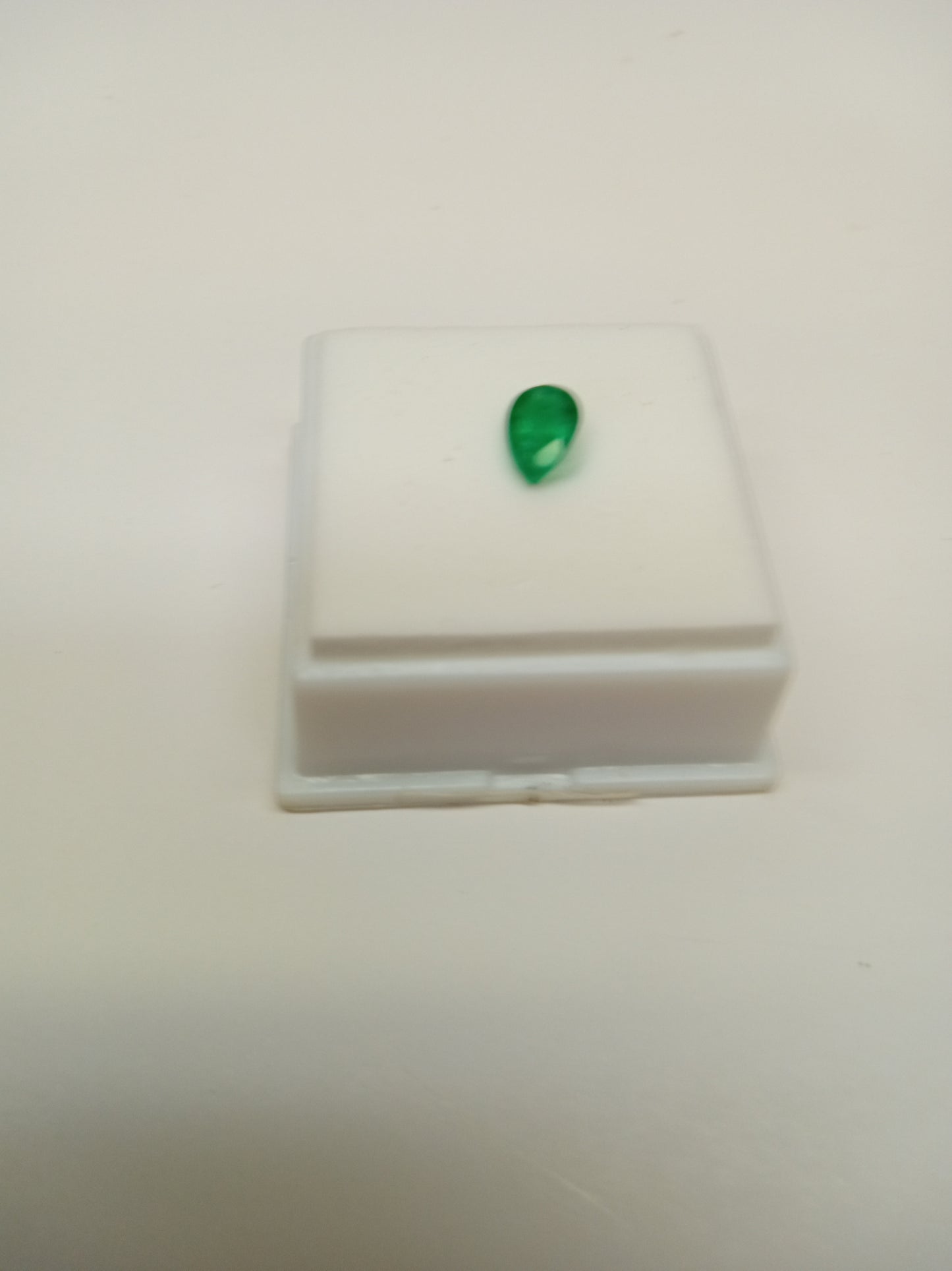emerald gemstone pear cut 9mmx6mm