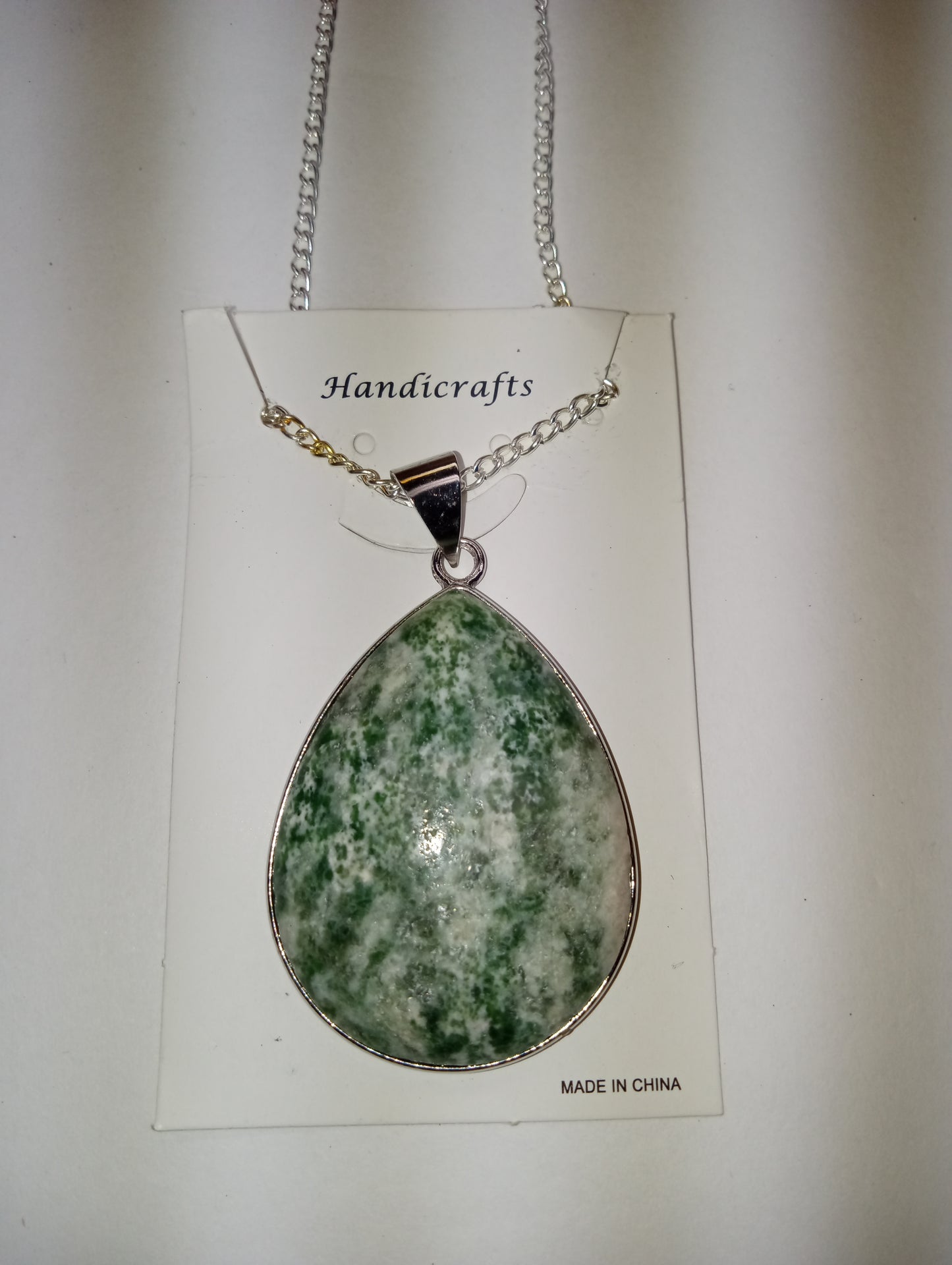 necklace pendant green spot agate in silvertone 18inches 105.00ctw