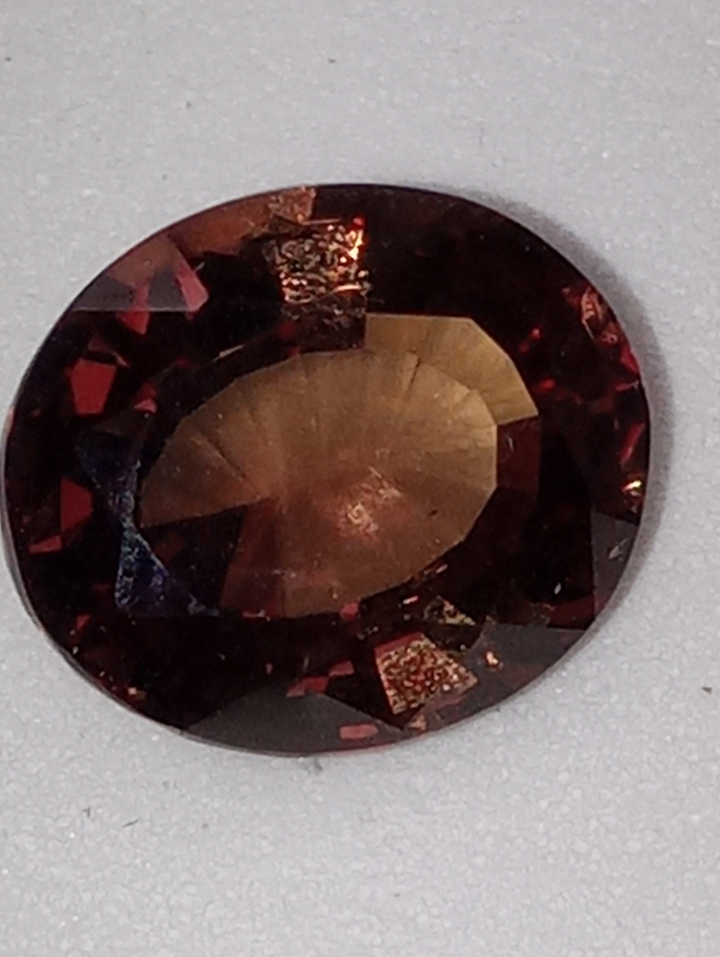 garnet gemstone  color shift  roval 3.14ct