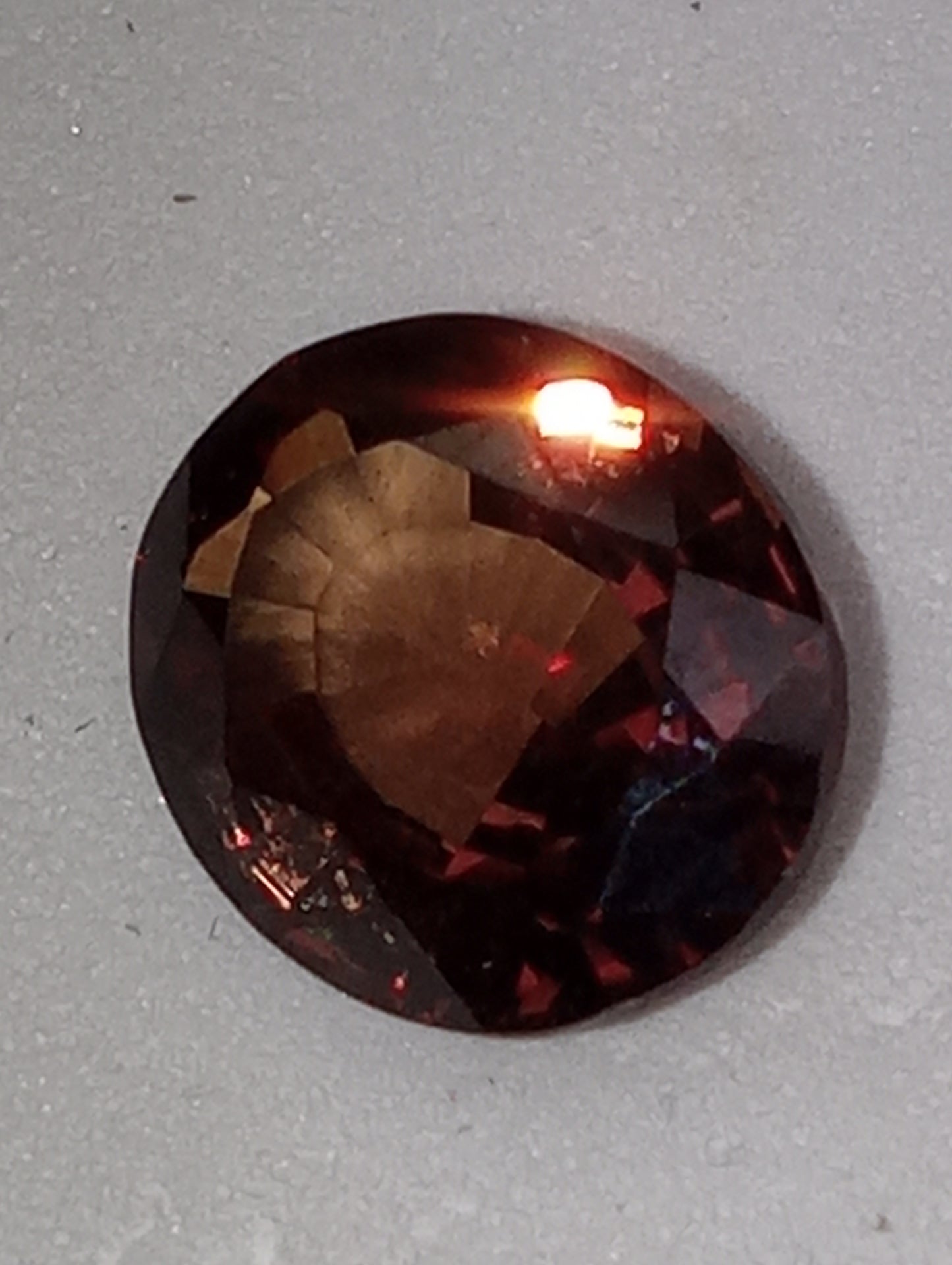 garnet gemstone  color shift  roval 3.14ct