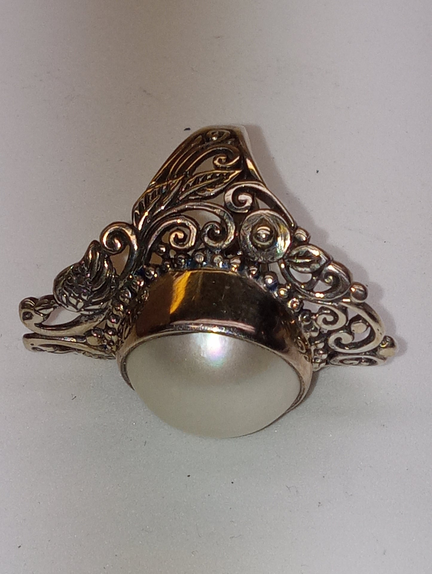 ring Bali Legacy White Mabe  pearl, leaf and peacock