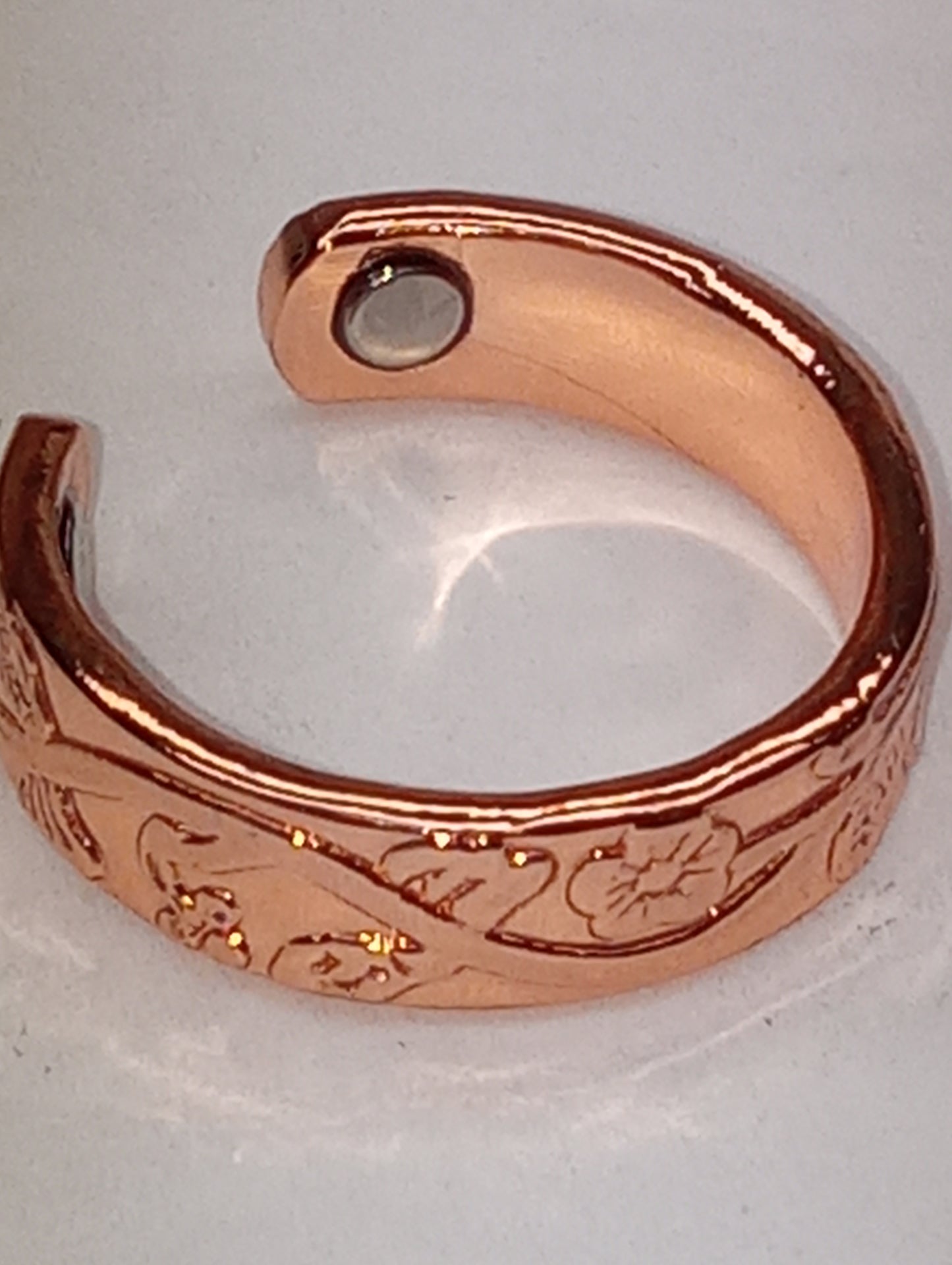 ring Magnetic By Design, floral vine pattern open shank in rose tone, size6-8