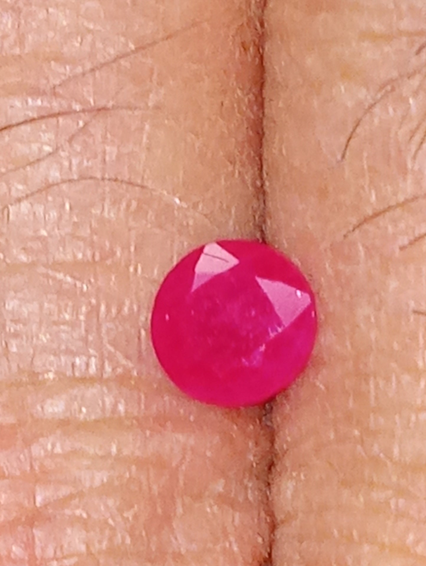 ruby gemstone Serengetti, 6mm round cut, 1.07ct