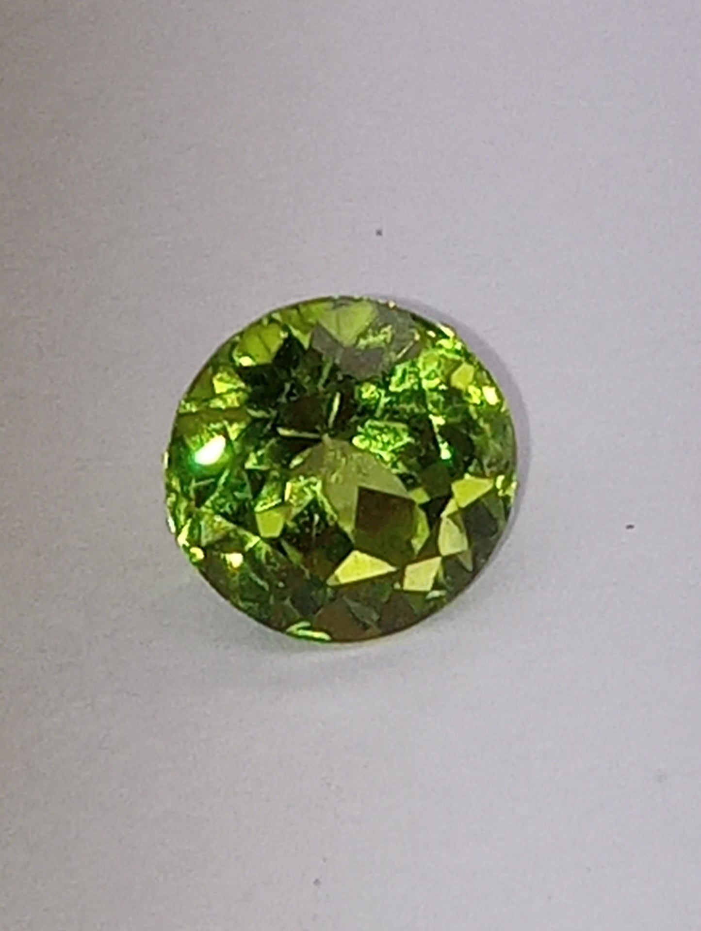 Peridot gemstone, 8mm round cut, 2.10ct