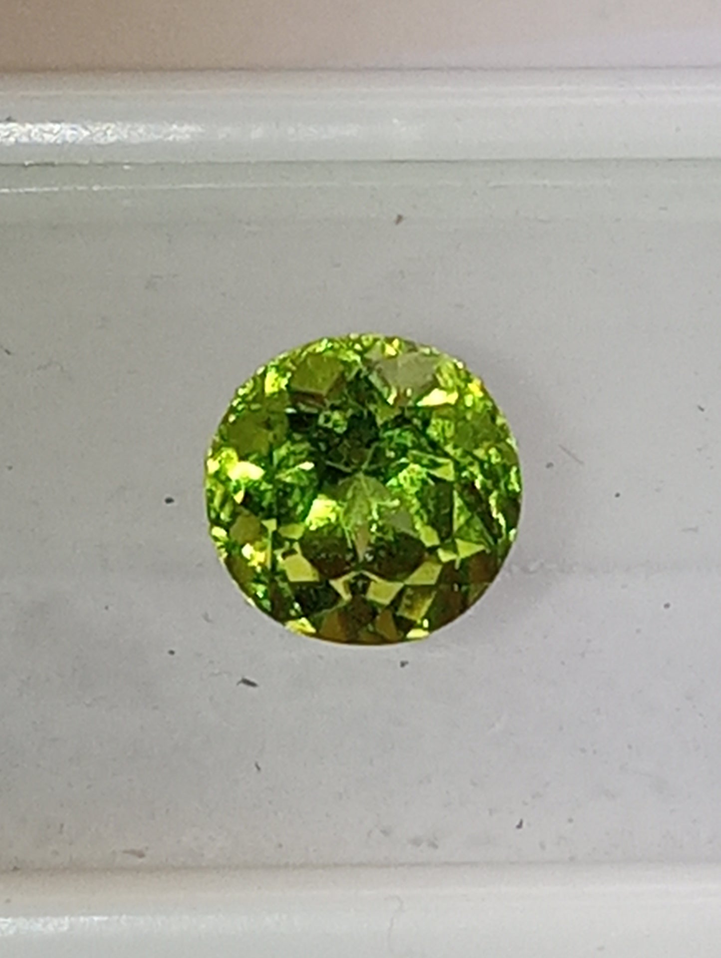 Peridot gemstone, 8mm round cut, 2.10ct