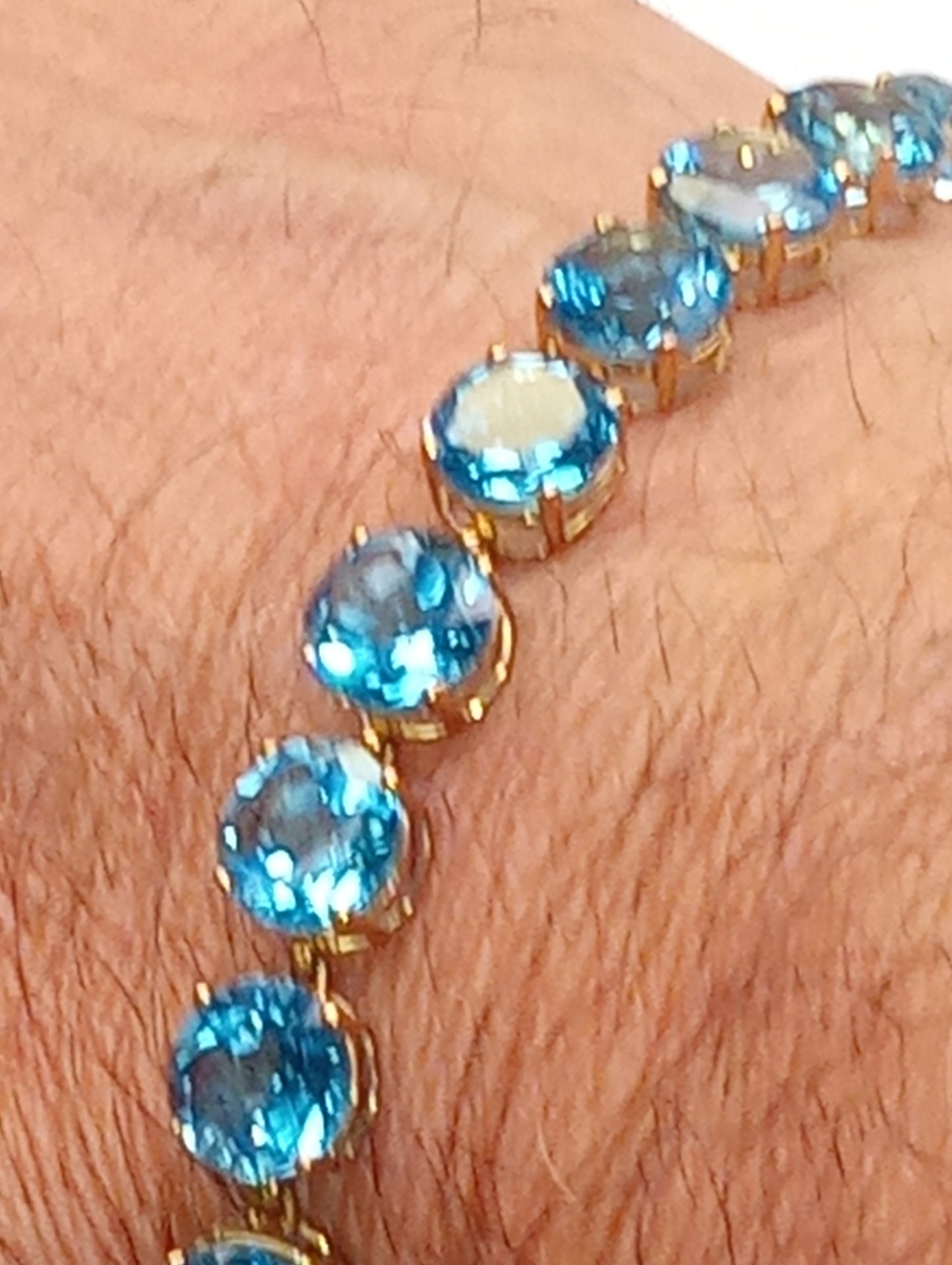 bracelet Swiss blue topaz rounds in 10k yellow gold, 48ctw