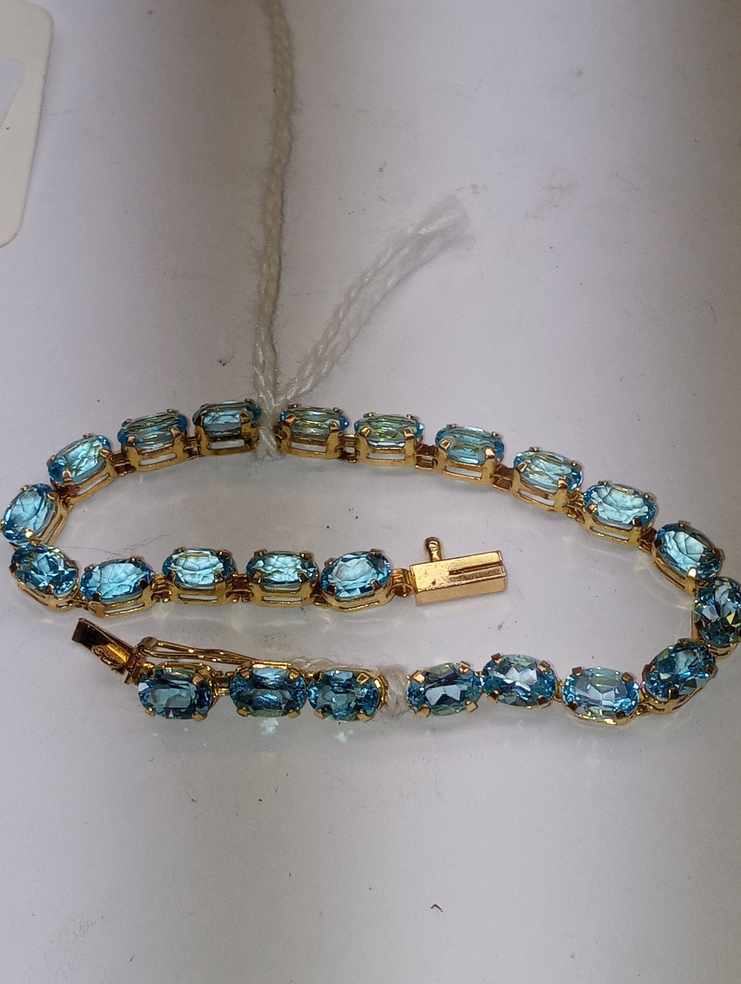 bracelet Swiss blue topaz 6mmx4mm ovals in 14k yellow gold
